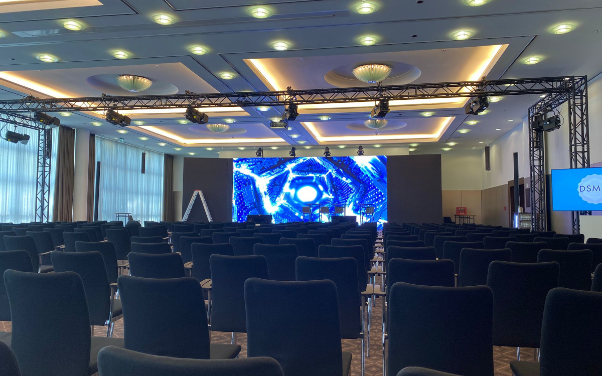 Die LED läuft schon - bald wird die erste Stage im Hilton Munich Airport eröffnet. (Foto: invidis)