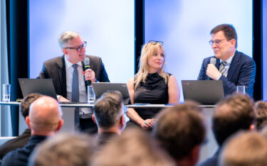invidis-Experten Florian Rotberg (links) und Stefan Schieker (rechts) führten mit Sian Rees (Mitte) durch das Tech Forum. (Foto: invidis)