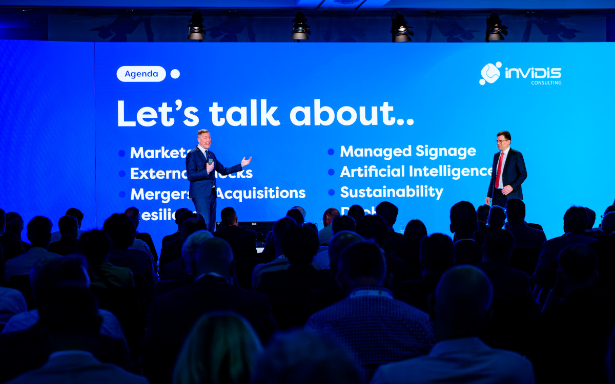 Florian Rotberg (links) und Stefan Schieker präsentieren die Markt-Keynote auf dem DSS Europe 2025. (Foto: invidis)