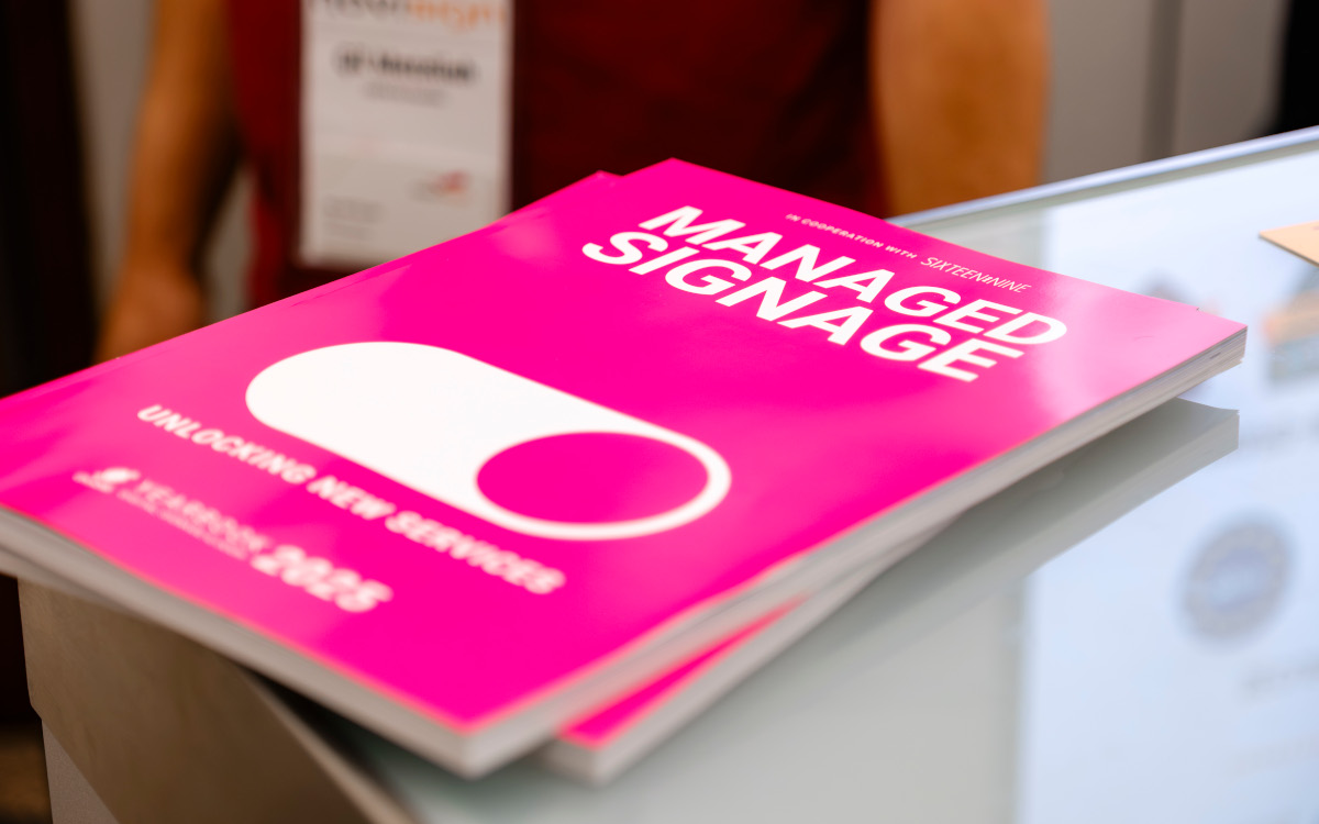 Die englische Version des invidis Jahrbuch 2025 (Foto: invidis)
