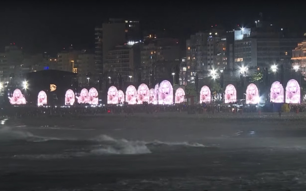 Zehn LED-Türme übertrugen das Gratis-Konzert von Lady Gaga entlang der Copacabana. (Foto: The Independent/Screenshot)