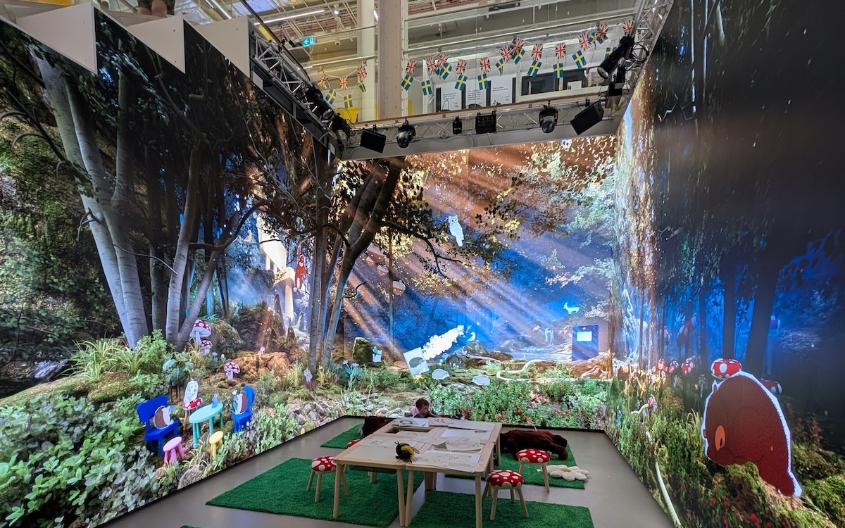 London Ikea mit Experience Cube (Foto: invidis)
