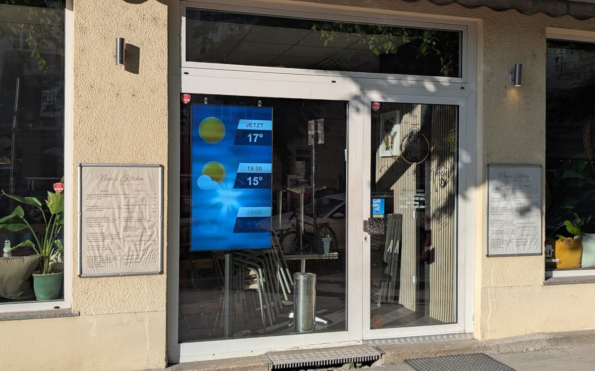 Schaufenster-DooH im direkten Sonnenlicht (Foto: invidis)