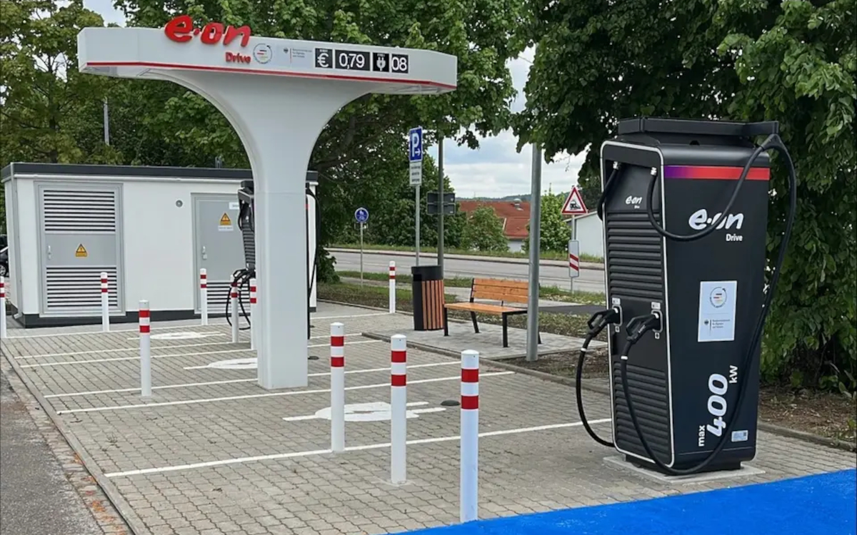 Neue Eon-Schnellladestation mit Preisanzeiger (Foto: eon)
