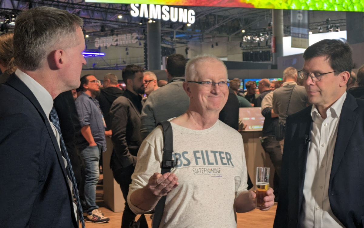 Der "BS Filter": Dave Haynes mit Florian Rotberg (links) und Stefan Schieker von invidis (Foto: invidis)