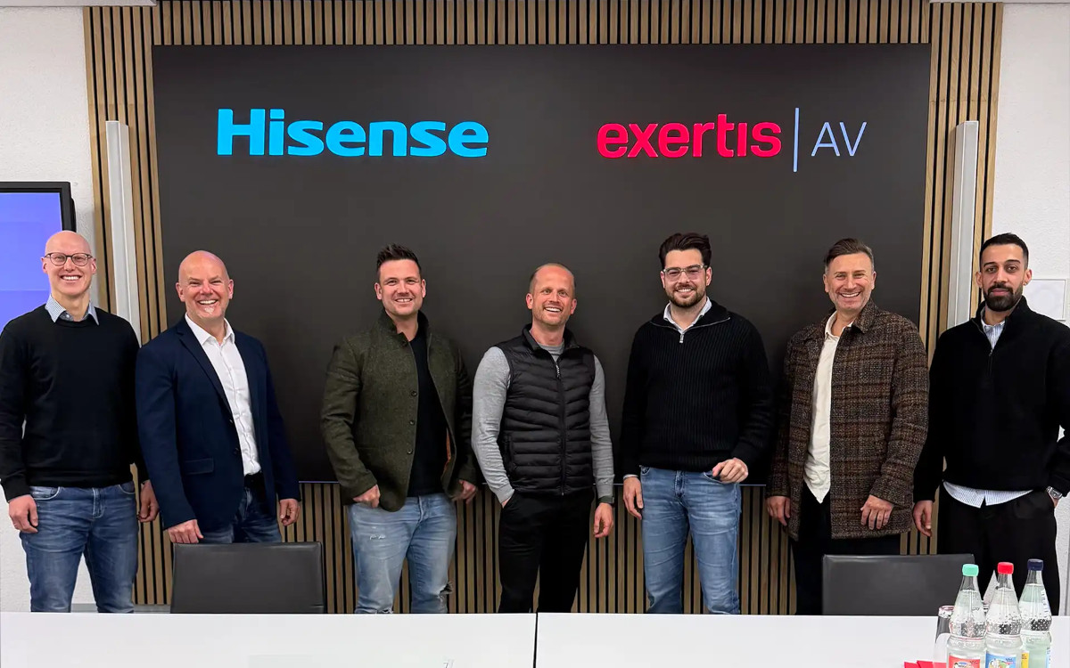 Die Hisense- und Exertis-Teams freuen sich auf die Zusammenarbeit. (Foto: Exertis AV)