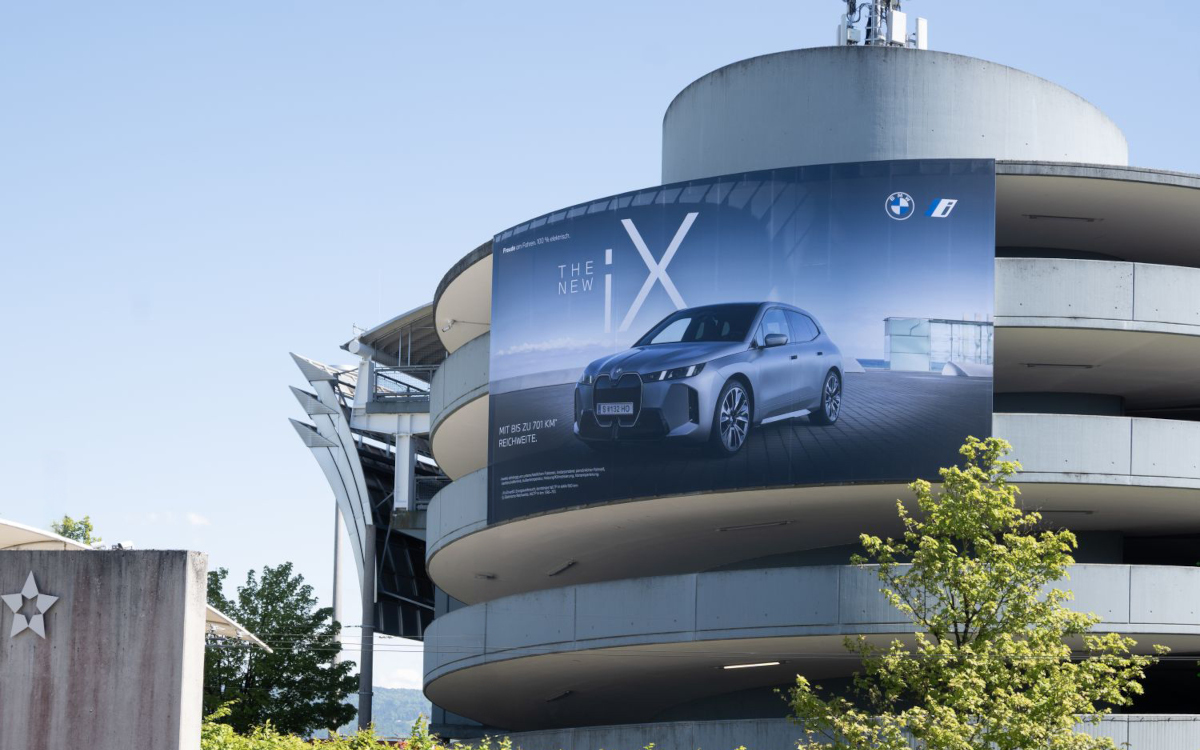 Die Gigawall am Salzburger Flughafen (Foto: monitorwerbung)