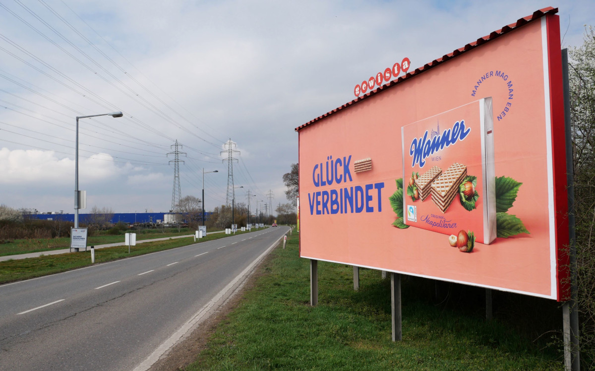 "Glück verbindet": Plakatkampagne von Manner (Foto: Gewista)