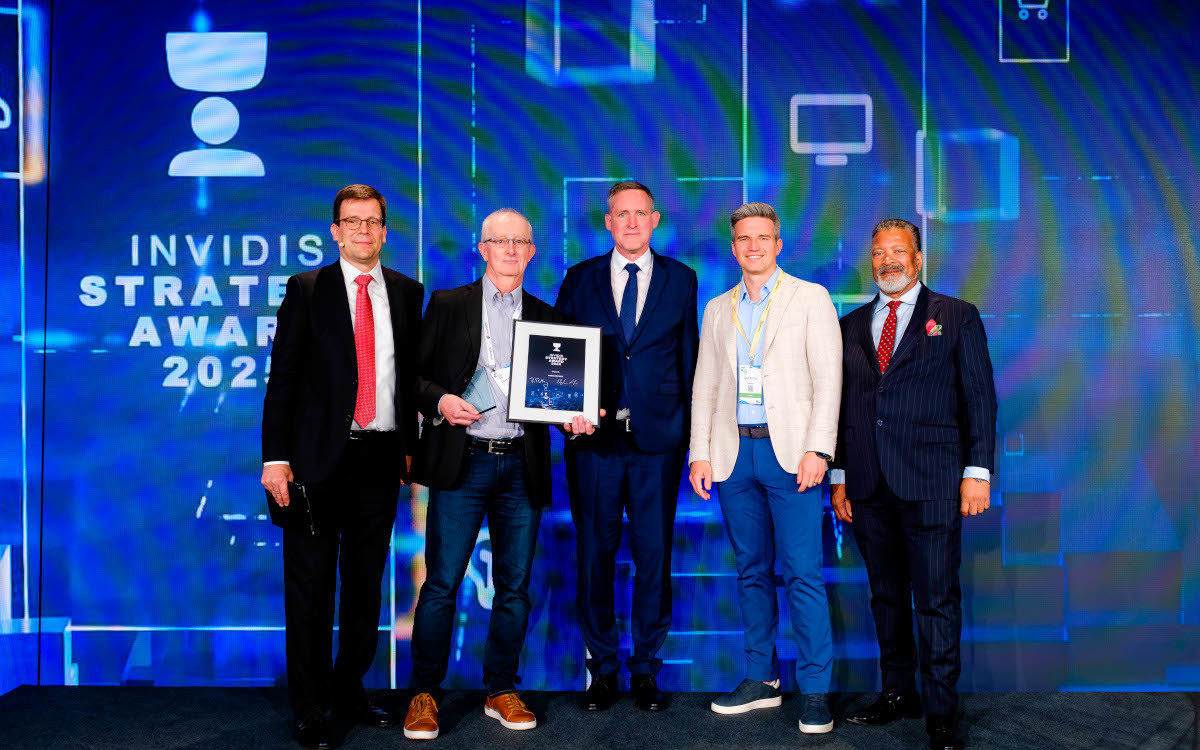 Dave Haynes wurde auf dem DSS Europe 2025 für seine Verdienste um die Digital Signage-Branche geehrt. (Foto: invidis)