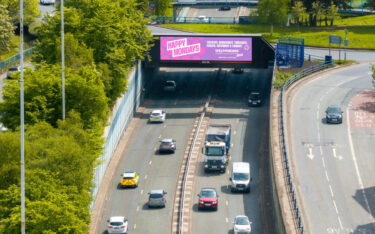 Der neue Salford Underpass Screen wurde von Wildstone gebaut und wird von 75 Media vermarktet. (Foto: Wildstone)