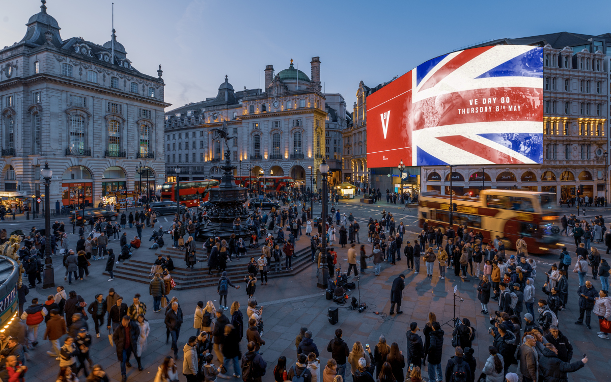 "Lighting the Nation"-Aktion in London am VE-Day (Foto: Ocean Outdoor)