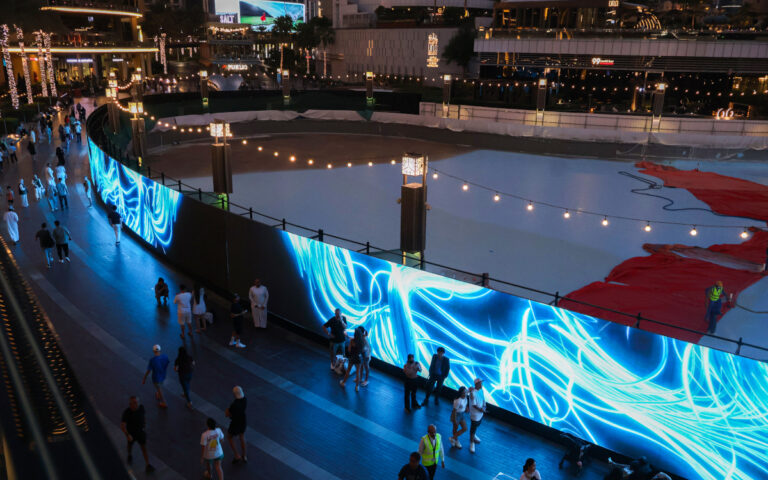 LED-Screen auf der Promenade vor den Dubai Fountains (Foto: Blue Rhine Industries)