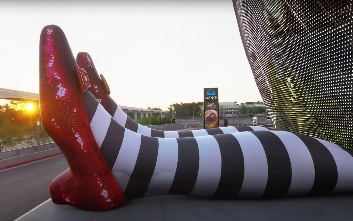 Die roten Slippers der Hexe Dorothy vor der Las Vegas Sphere (Foto: The Sphere/Screenshot)