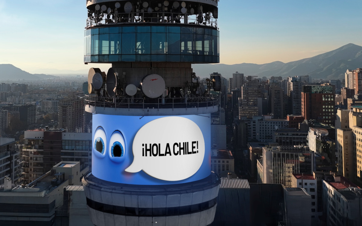 Der LED-Screen geht einmal um den Turm. (Foto: Trison Necsum)