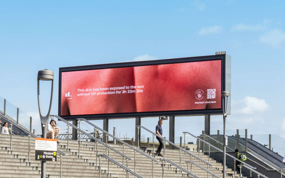 Das Burnable Billboard auf den Meridian Steps in London (Foto: Ocean Outdoor)