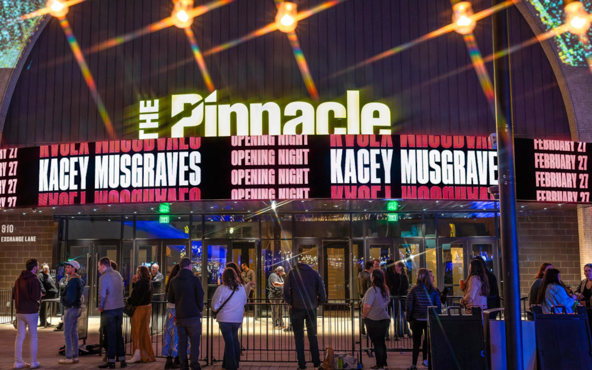 LED über dem Eingang von The Pinnacle in Nashville (Photo: SNA Displays)