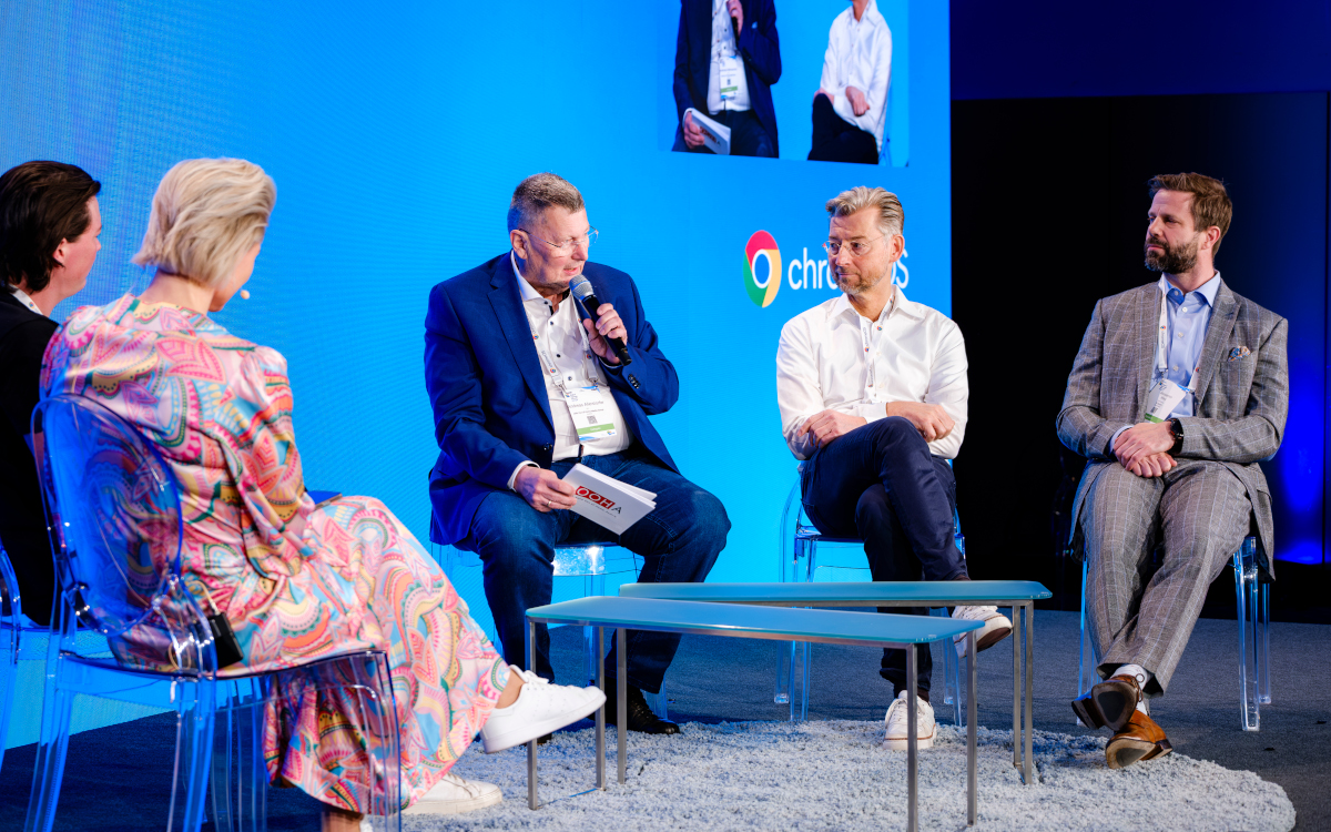 Das DACH-Panel (von links): Tizian Hosch von Hygh, Moderatorin Laila Hede Jensen, Andreas Allerstorfer von AWS, Frank Goldberg vom IDOOH, Benjamin Wey von der IG DooH Switzerland (Foto: invidis)