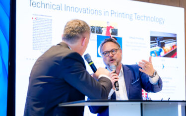 Florian Rotberg (links) von invidis spricht auf dem DSS Europe mit Kai-Marcus Thäsler, FAW (Foto: invidis)