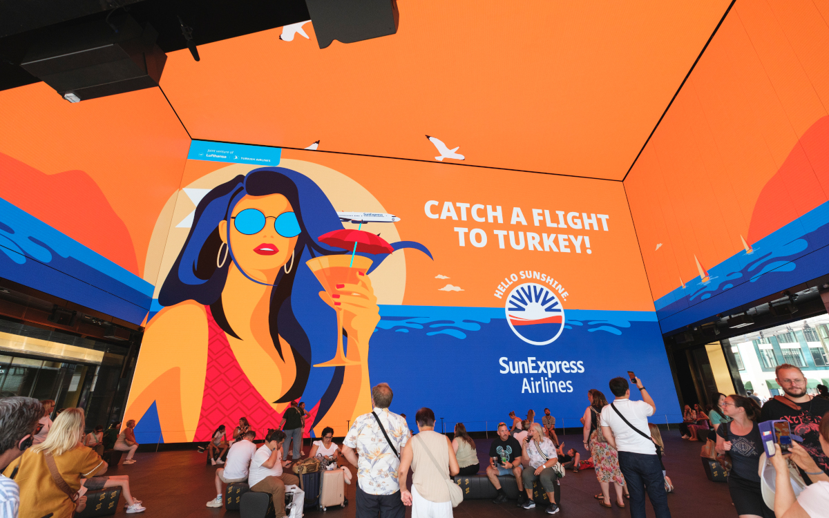 Sun-Express-Werbung im Outernet London (Foto: Vince Camacho)