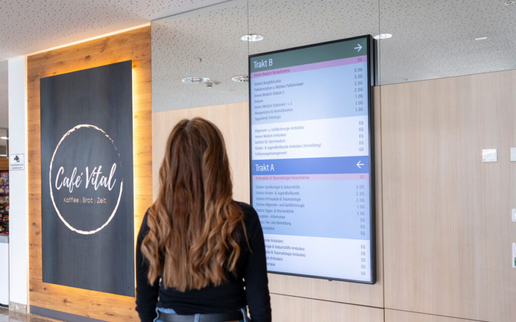 Digital Signage im Bezirkskrankenhaus St. Johann (Foto: Alex Gretter)