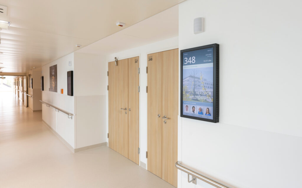 Digital Signage im Bezirkskrankenhaus St. Johann (Foto: Alex Gretter)