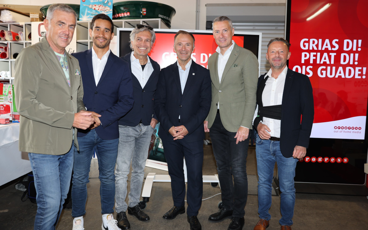 Fred Kendlbacher (links) übergibt die Geschäftsführerrolle bei Progress Werbung an Dominik Sobota (2. von rechts). Des Weiteren im Bild (von Links): David Nowotny, Prokurist Progress Werbung, Dieter Weber, Geschäftsführer Ankünder, Salzburgs Bürgermeister Bernhard Auinger, Dominik Sobota, Ingo Robier, CFO Ankünder (Foto: Progress Werbung)