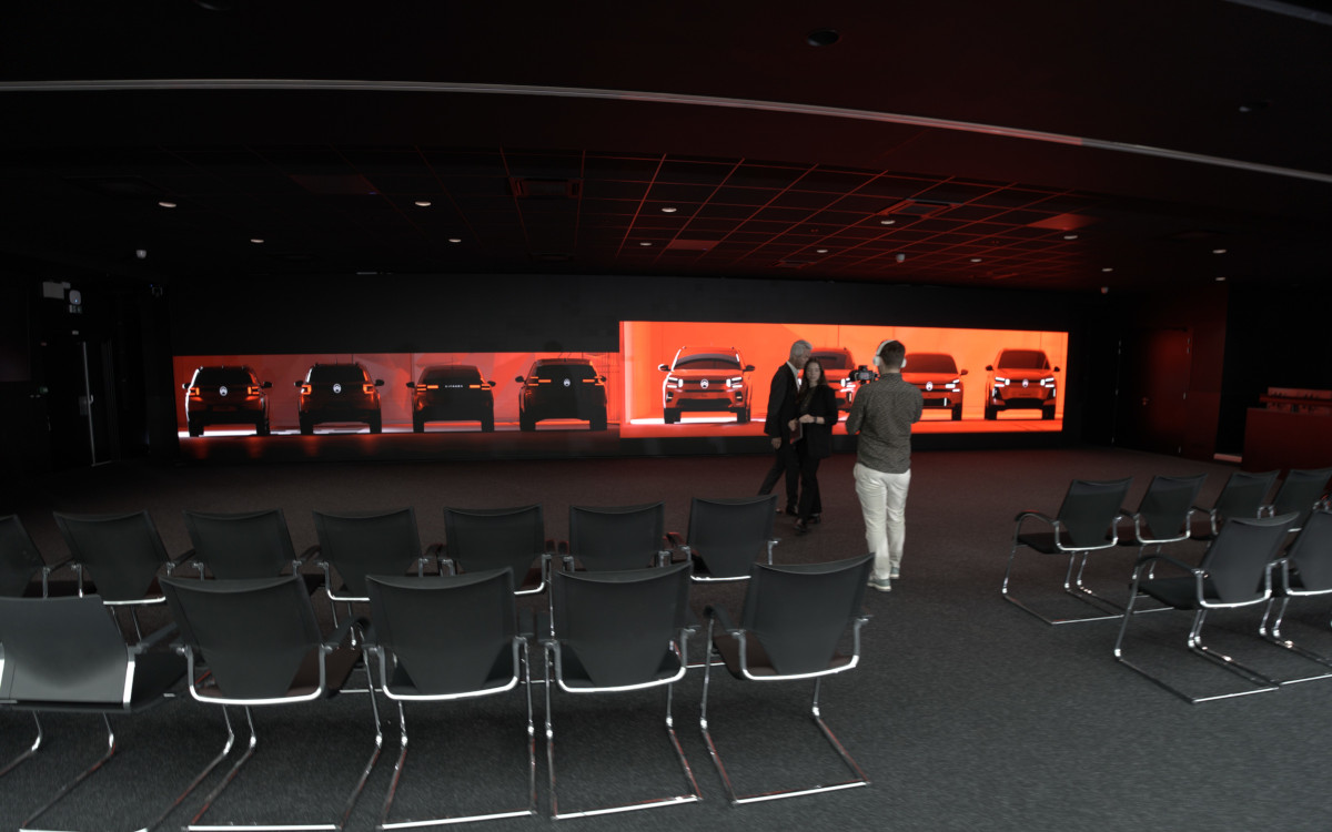 Die neue Crystal-LED im Stellantis-Showroom in Paris (Foto: Sony)