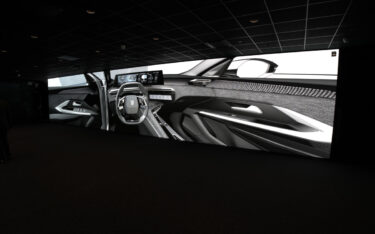 Die neue Crystal-LED im Stellantis-Showroom in Paris (Foto: Sony)