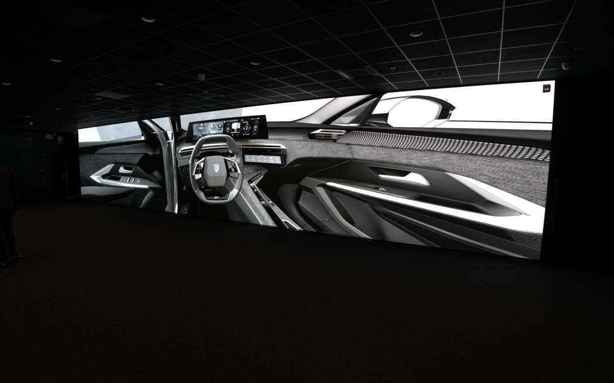 Die neue Crystal-LED im Stellantis-Showroom in Paris (Foto: Sony)