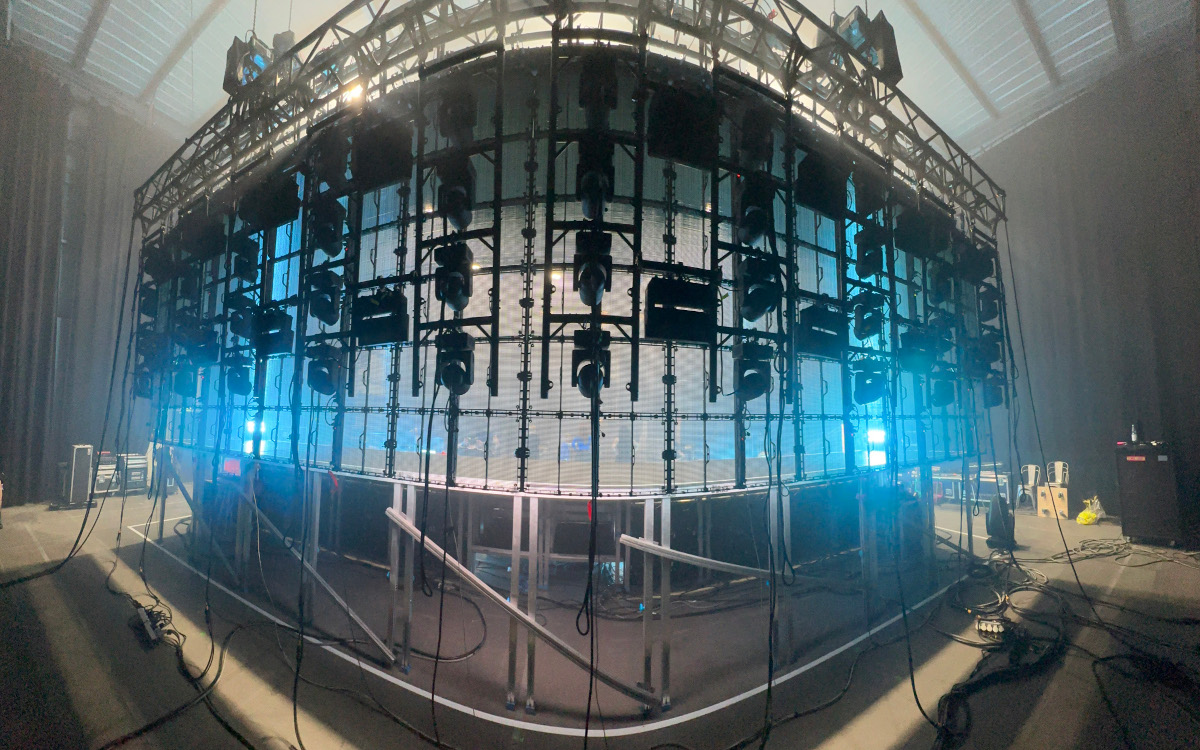 Aufbau der Transparent-LED-Wall für die Tour der Sängerin Leony (Foto: AVM)