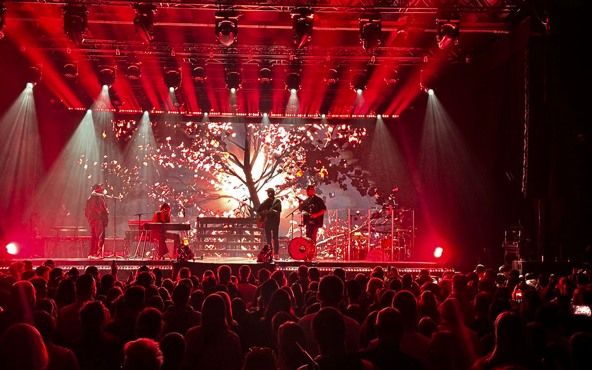 Leony-Konzert mit der transparenten LED-Wall im Hintergrund (Foto: AVM)