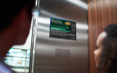 Programmatic trifft Kontext: Neuer Ansatz bei den Aufzug-Screens von Captivate. (Foto: Captivate)