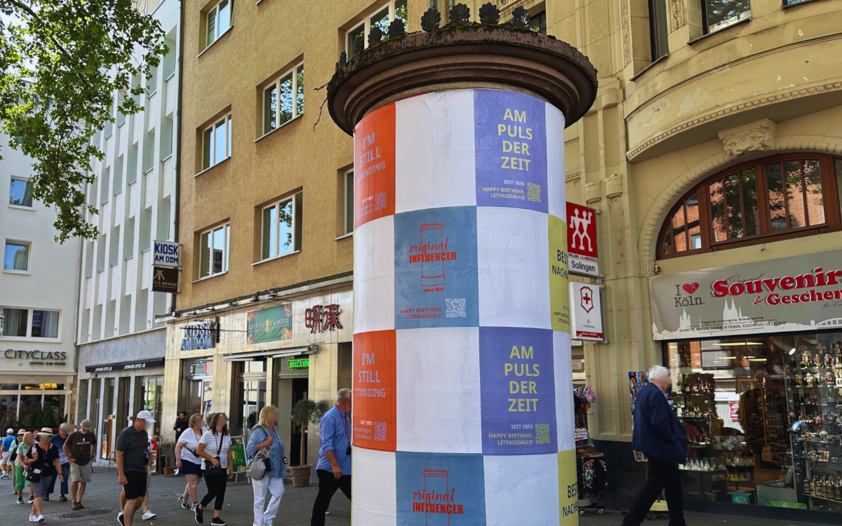 Jubiläumssäule in Köln am Hauptbahnhof (Foto: Ströer)