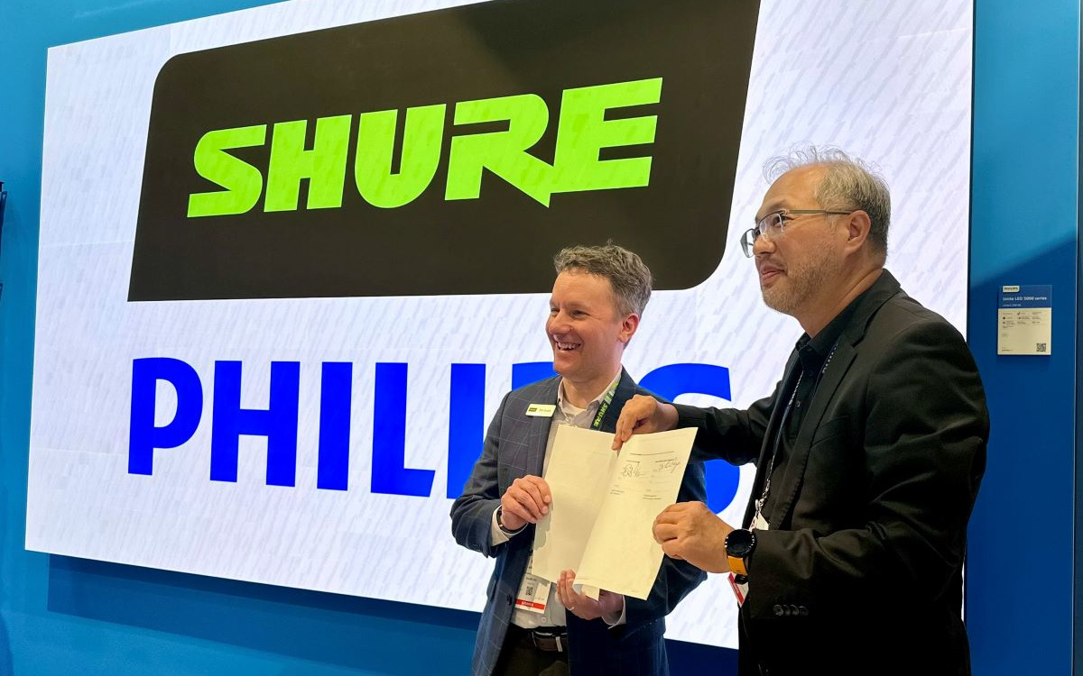 Von rechts: PL Wang, VP bei TPV (PPDS) und Eric Vaveris, CMO und VP of Product Management bei Shure, auf der Infocomm 2025 (Foto: PPDS)