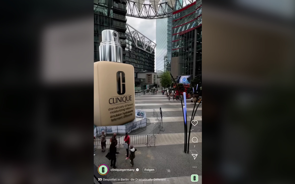 FooH-Verlängerung der Clinique-Kampagne auf dem DooH-Screen im Center am Potsdamer Platz (Foto: Screenshot/Clinique)