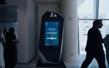 Die Stelen für das KAFD-Netzwerk wurden speziell von Professional Signs designt. (Foto: Blue Rhine Industries)