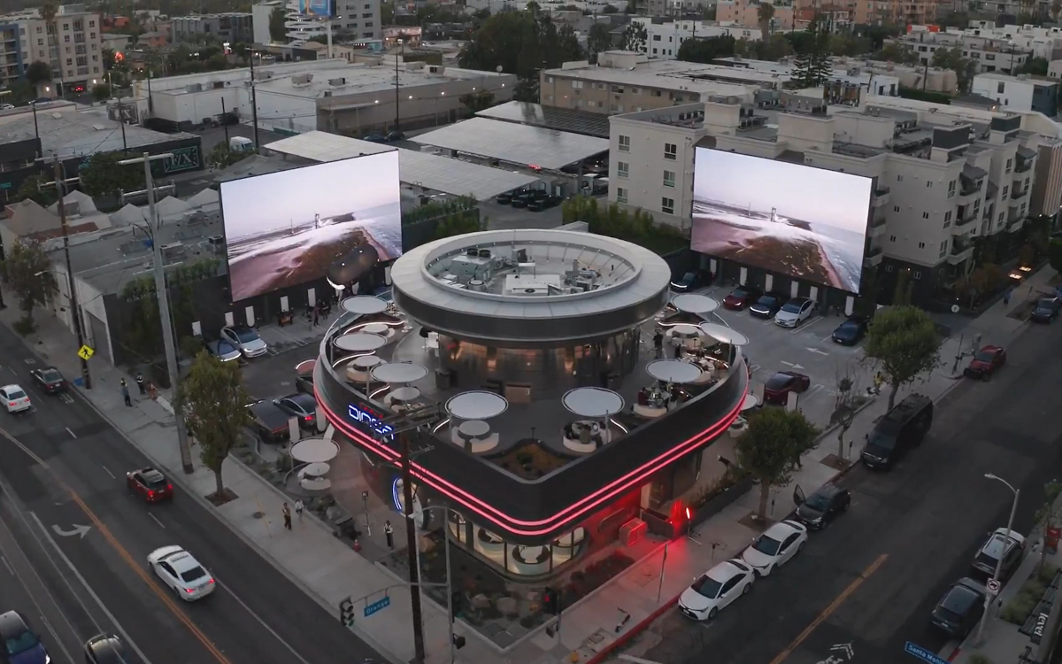 Tesla Diner mit LED-Kinowänden (Foto: Screenshot)