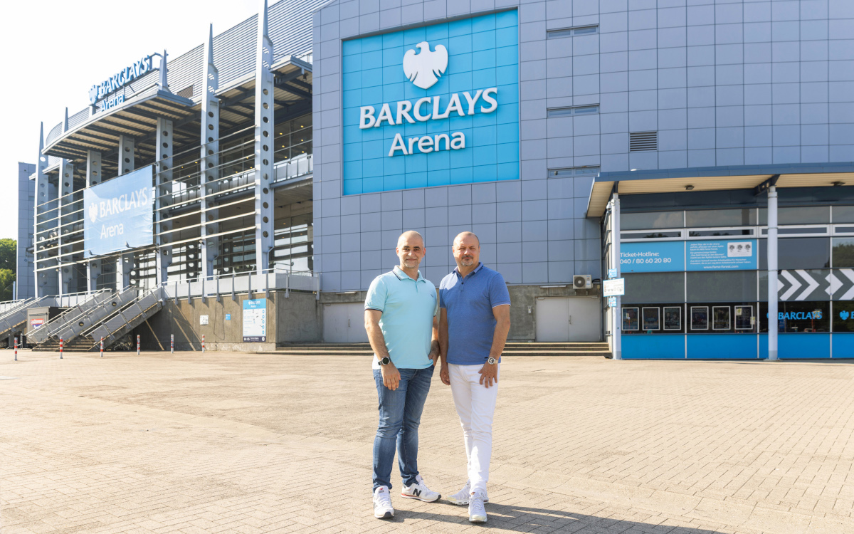 Steven Pollok, Director Display Divison bei Samsung Electronics, (links) und Steve Schwenkglenks, Geschäftsführer der Barclays Arena (Foto: Samsung Electronics GmbH)