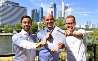 Von links: Die Gründer von Cyreen, Ciril Hofmann, Davide Scheidegger und Benedict Boos präsentieren die Studie. (Foto: Cyreen)