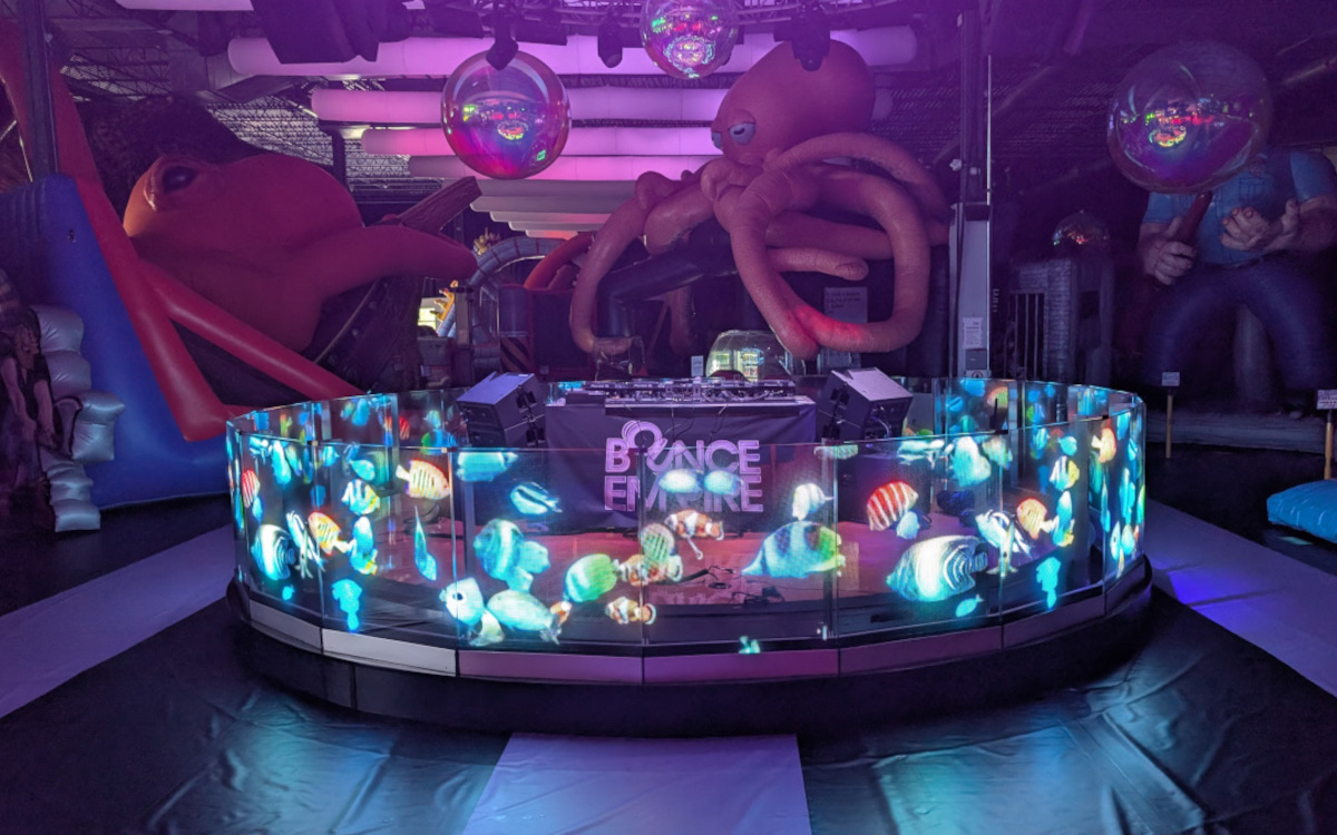 DJ-Pult im Bounce Empire (Foto: JCM Global)