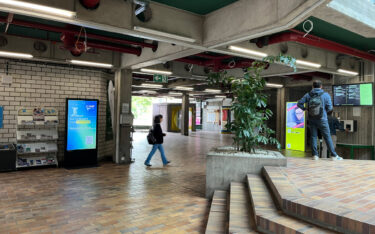 Brandschutz-zertifizierte Stele an der TU Darmstadt (Foto: Deutsche Hochschulwerbung)