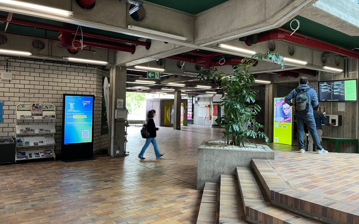 Brandschutz-zertifizierte Stele an der TU Darmstadt (Foto: Deutsche Hochschulwerbung)