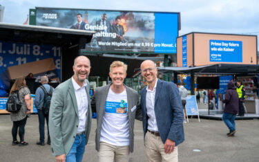 Im Hintergrund: der 3D-Screen von Goldbach; im Vordergrund (von links): Alex Leitner und Marcus Zinn von Goldbach sowie Yorck von Mirbach, Amazon (Foto: Maximilian Lottmann)