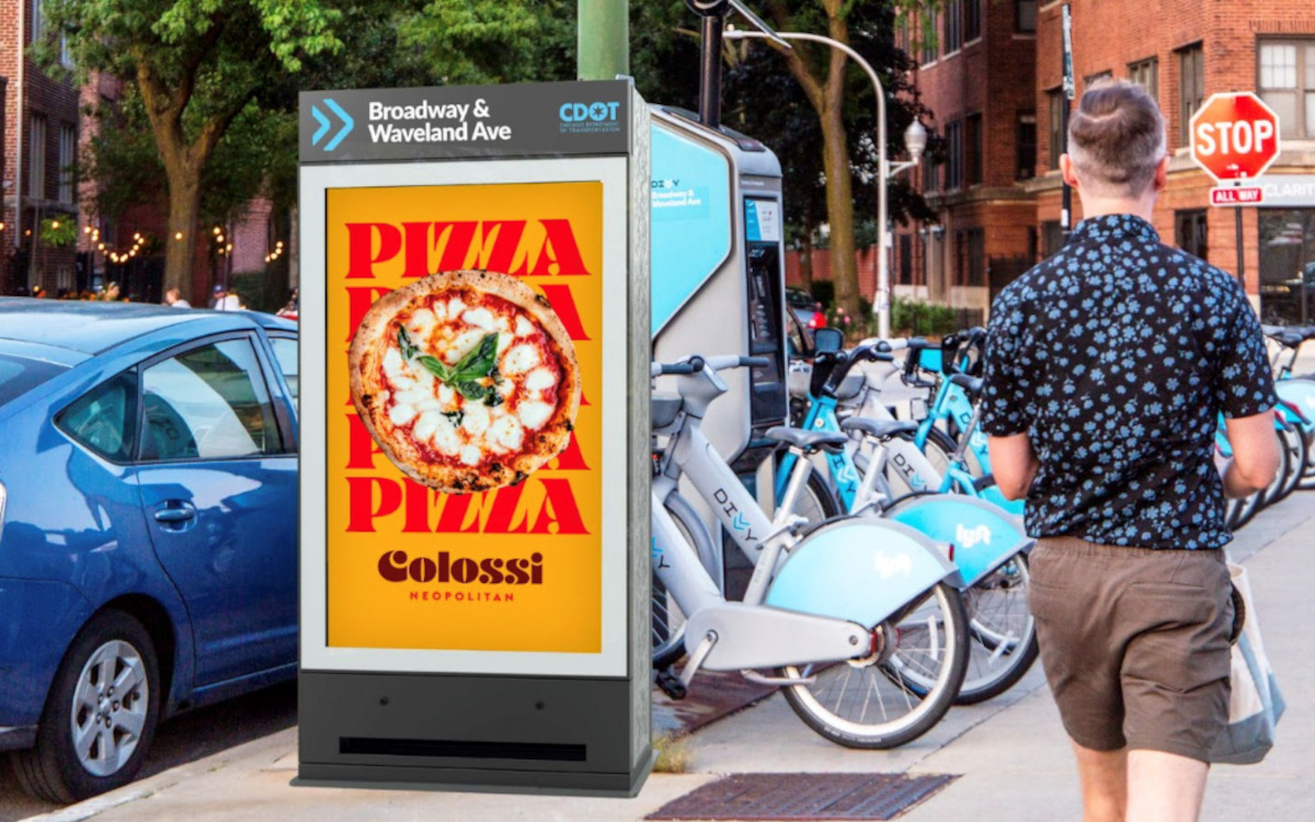 DooH-Display an einem E-Bike-Stand von Divvy (Foto: Intersection)