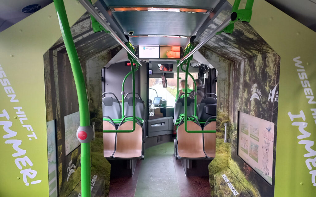 Die Displays sind in den Fahrgastbereich des Busses integriert. (Foto: Naturpark)