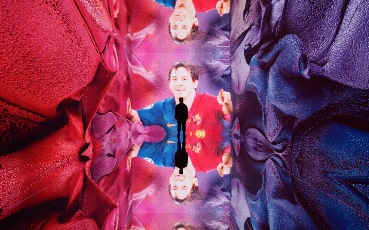 Das AI-Kunstwerk "Living Memory: Messi – A Goal in Life" von Refik Anadol (Foto: Refik Anadol Studios)