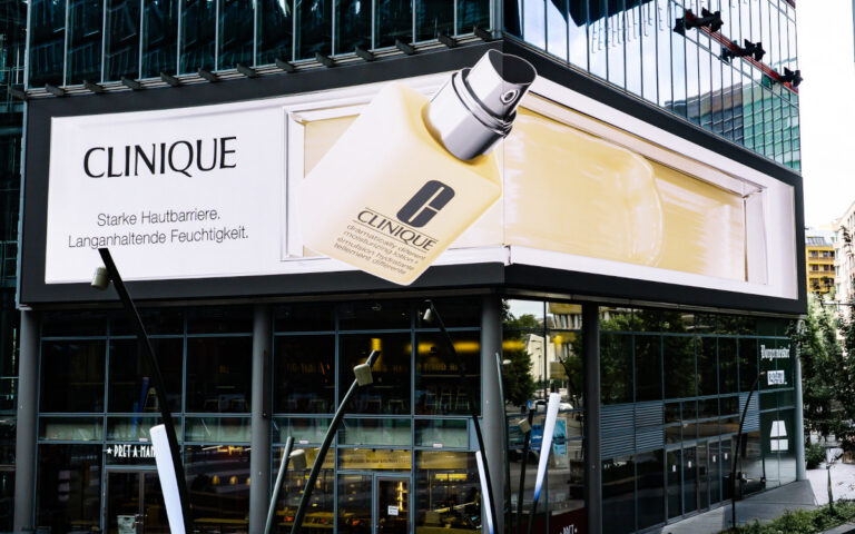 Estée Lauder auf dem 3D-Screen im Center (Foto: [met]ads)