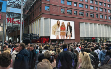 Neuer Ocean-DooH-Screen im Hamburg-Überseequartier (Foto: Ocean Outdoor)