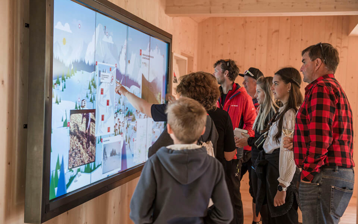 An der Multitouch-Wand in Sexten können sich mehrere Touristen zeitgleich informieren. (Foto: eyefactive)