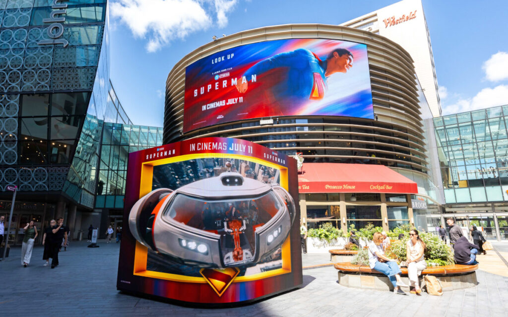 Showcase mit Superman-Trailer (Foto: Ocean Outdoor